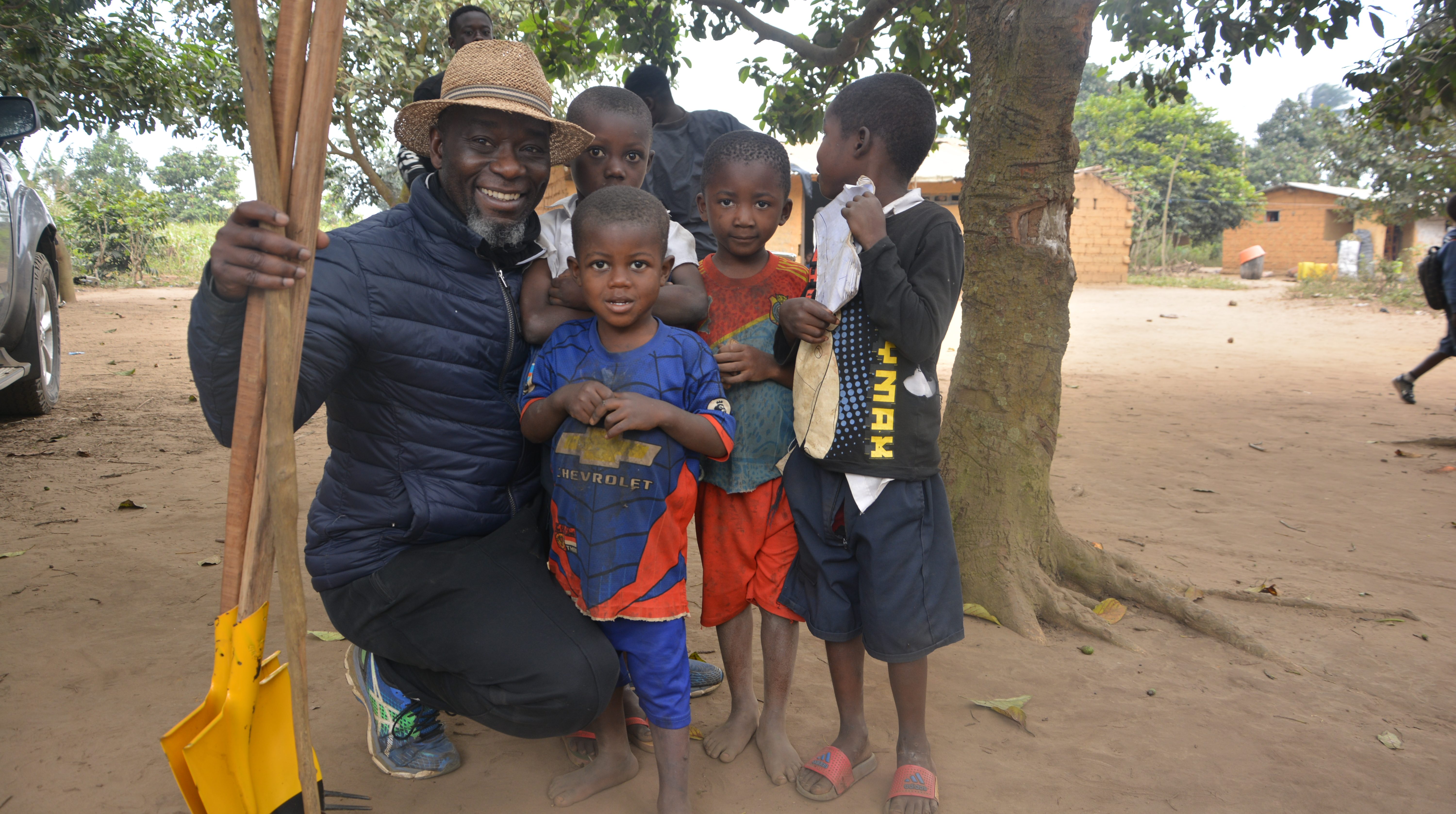 Président fondateur de l'association avec des enfants du village