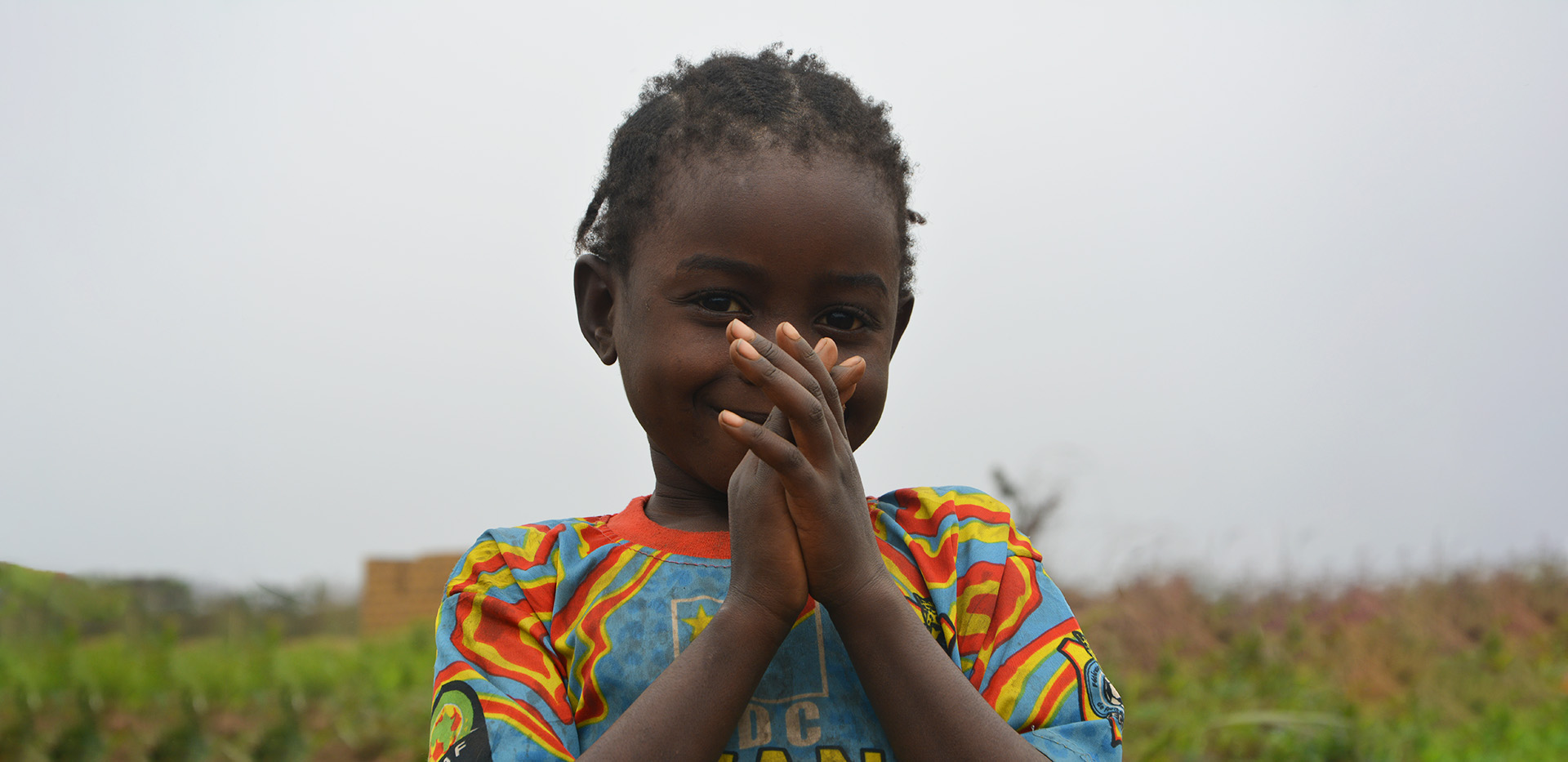 Image d'une enfant souriante du village 